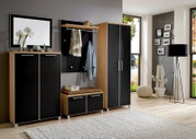 Modernes Garderoben-Set in Holzoptik mit schwarzen Fronten, bestehend aus Schrank, Sitzbank, Spiegel und Hakenleiste, seitliche Perspektive.