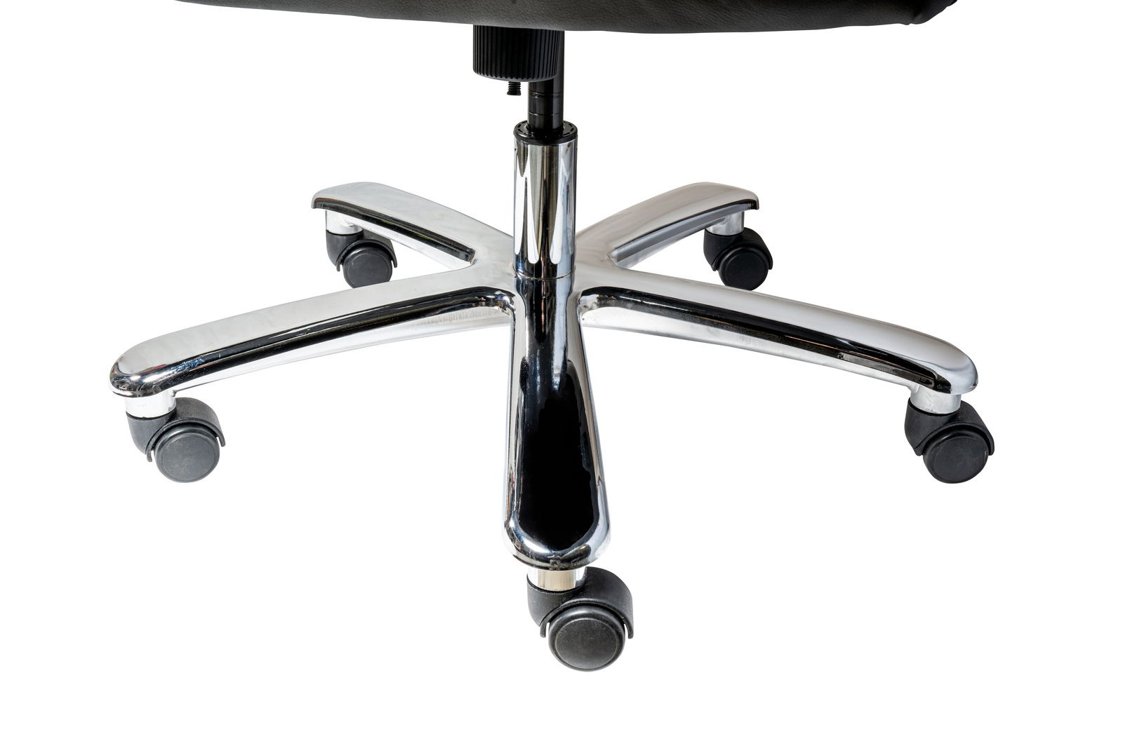 Nahaufnahme der Basis eines Chefsessels mit verchromtem Fußkreuz und Rollen, von unten fotografiert.
