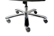 Nahaufnahme der Basis eines Chefsessels mit verchromtem Fußkreuz und Rollen, von unten fotografiert.