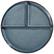 Bovenaanzicht van een ronde, blauw gespikkelde serveerschaal met drie praktische vakken en een donkerbruine rand