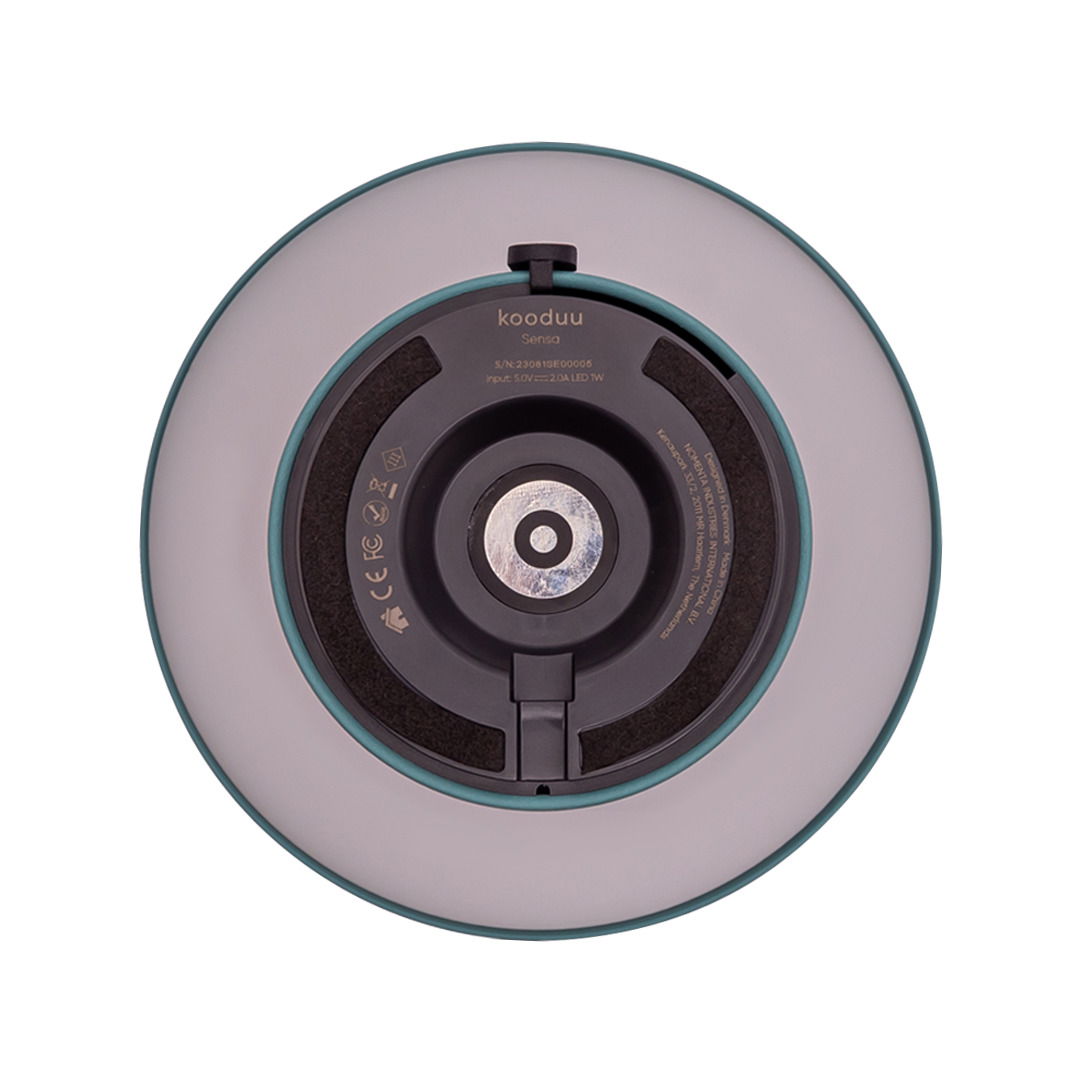 Unteransicht einer AKKU-Tischleuchte mit integriertem JBL-Speaker, zeigt die Basis mit technischen Details und Markenlogo.