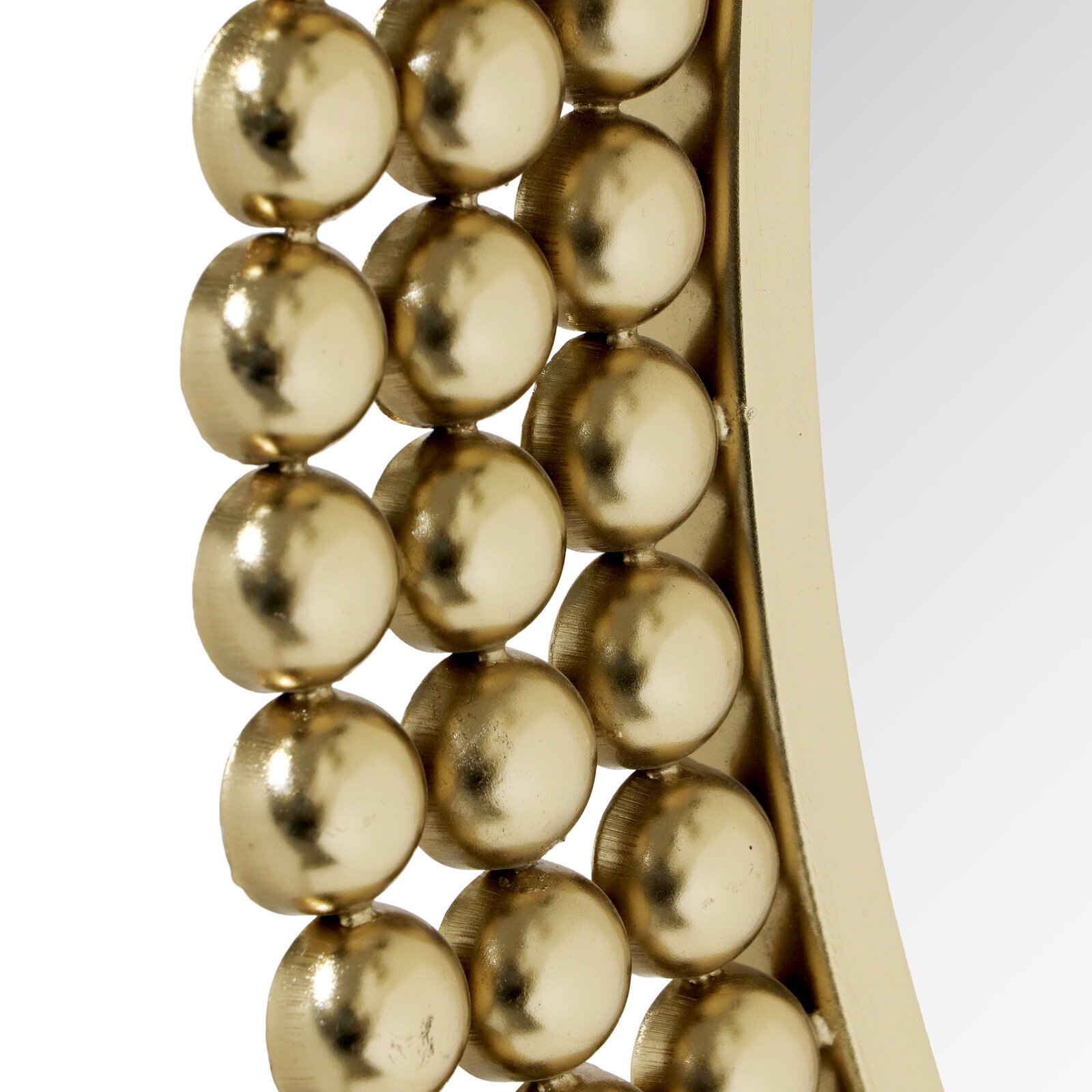 Nahaufnahme eines runden Spiegels mit einem Rahmen aus goldenen Kugeln, seitliche Perspektive.