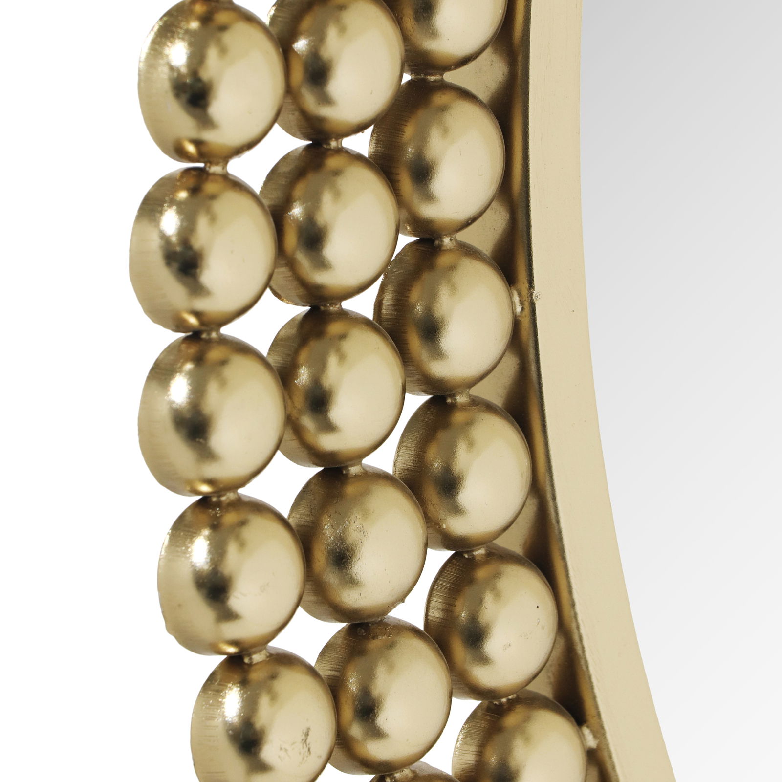 Nahaufnahme eines runden Spiegels mit einem Rahmen aus goldenen Kugeln, seitliche Perspektive.