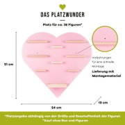 Frontansicht eines rosa, herzförmigen Wandregals/Displayboards aus Holz mit mehreren kleinen Ablageleisten, ca. 54 x 51 cm, mit Vorbohrungen für schnelle Montage und Platz für etwa 38 Figuren