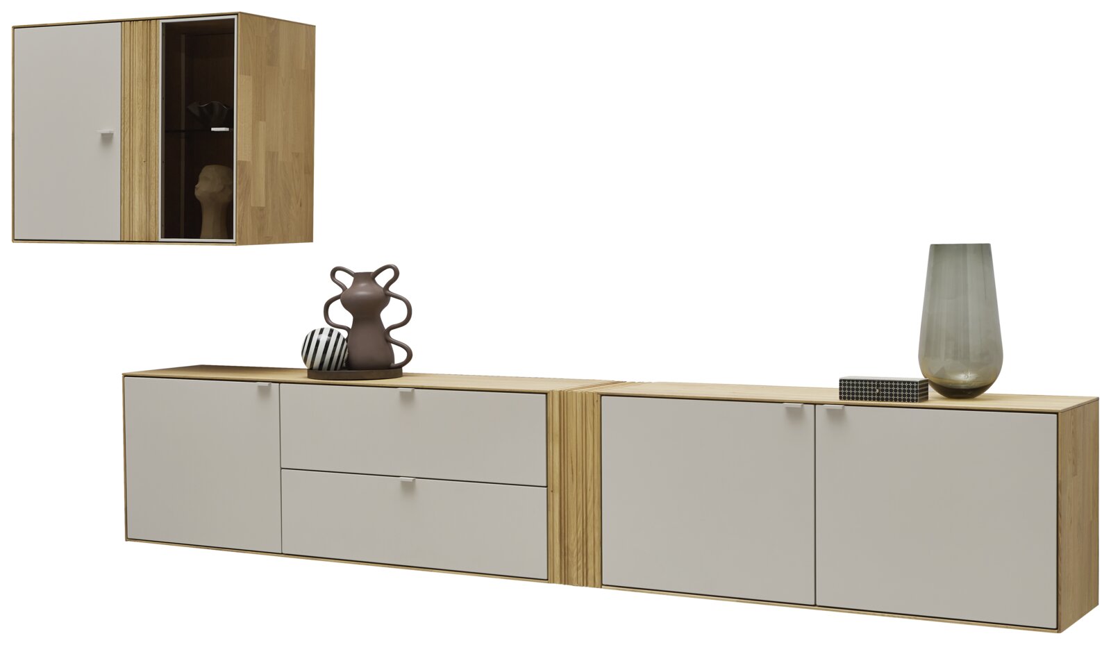 Modernes Sideboard-Set in Holzoptik mit hellgrauen Fronten, bestehend aus langem Lowboard und passendem Hängeschrank, in Frontansicht mit leichter Perspektive von rechts