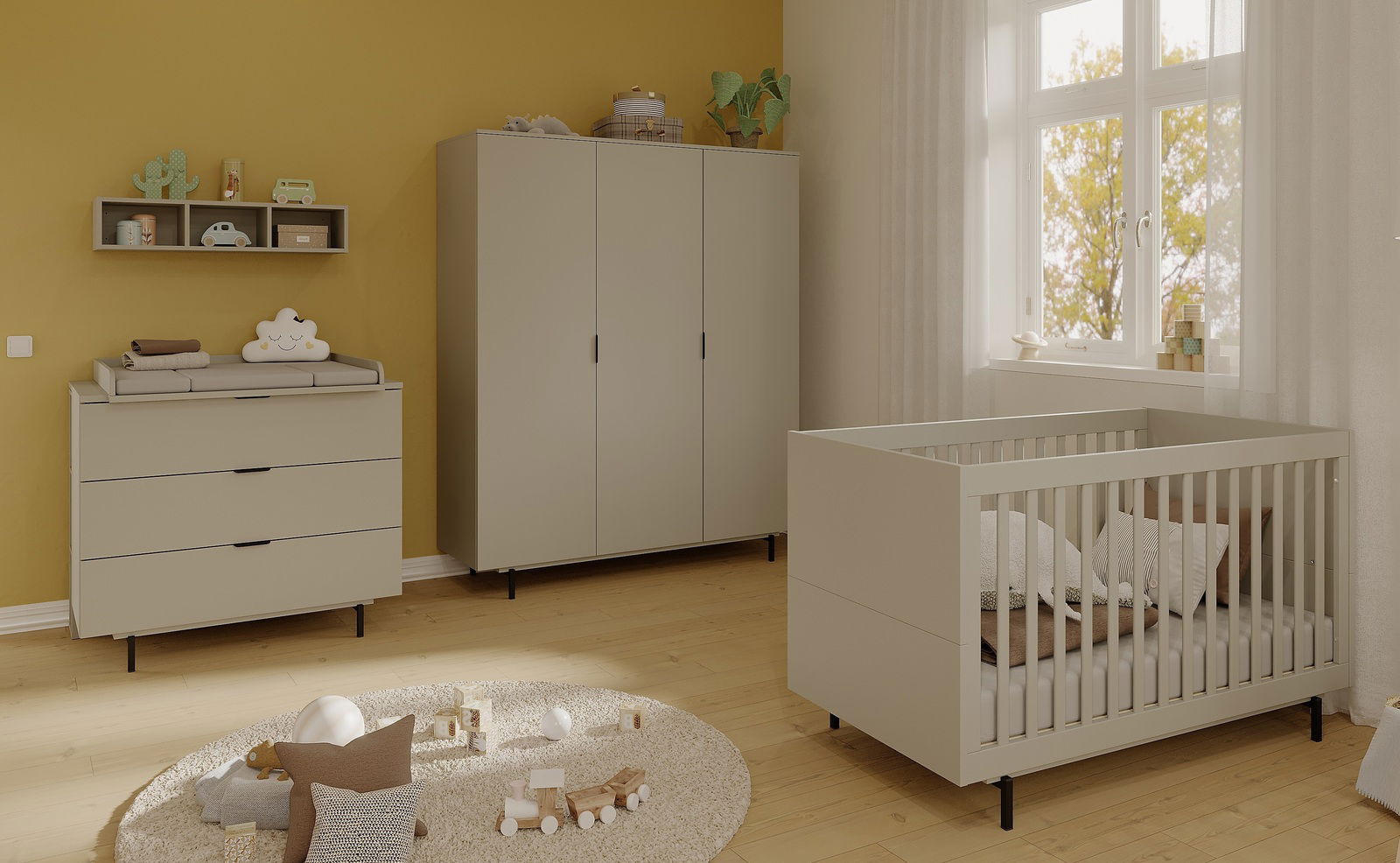 Kinderzimmer mit Wickelaufsatz auf einer Kommode, einem Kleiderschrank und einem Kinderbett, seitliche Perspektive