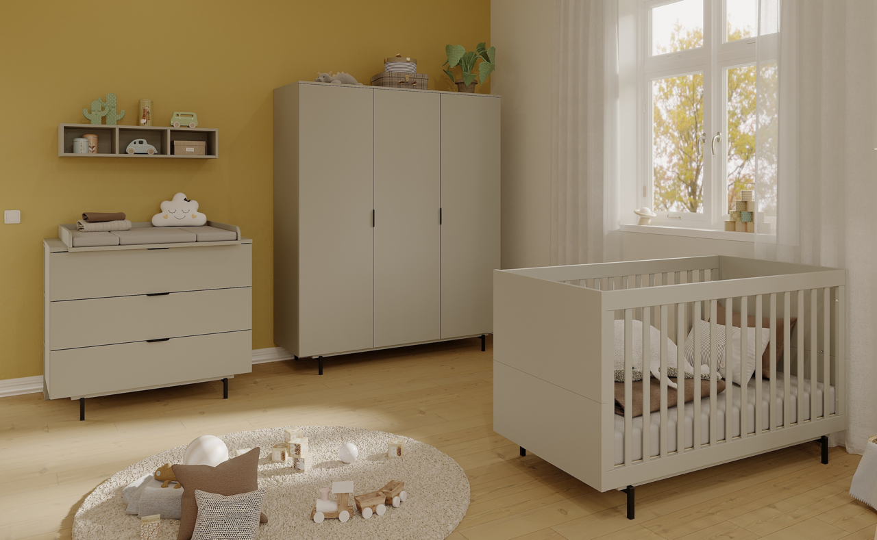 Kinderzimmer mit Wickelaufsatz auf einer Kommode, einem Kleiderschrank und einem Kinderbett, seitliche Perspektive
