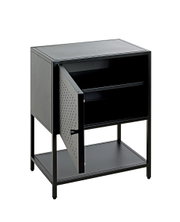 Schwarzer Metall-Nachttisch/Beistellschrank mit offen stehender perforierter Tür, Innenablage und unterem Regal, freigestellt auf Weiß, Perspektive: schräg von vorn links
