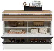 Vorderansicht eines XL-Hängeschuhschranks mit offenem Fach, das Taschen, Körbe und Schuhe zeigt. Obenauf liegen Zeitschriften und Dekoration.