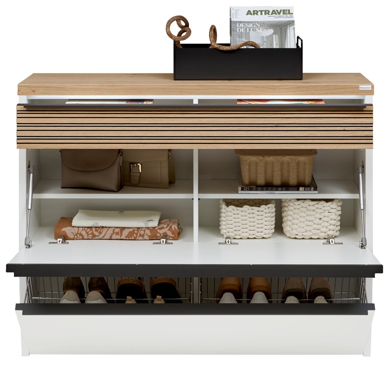 Vorderansicht eines XL-Hängeschuhschranks mit offenem Fach, das Taschen, Körbe und Schuhe zeigt. Obenauf liegen Zeitschriften und Dekoration.