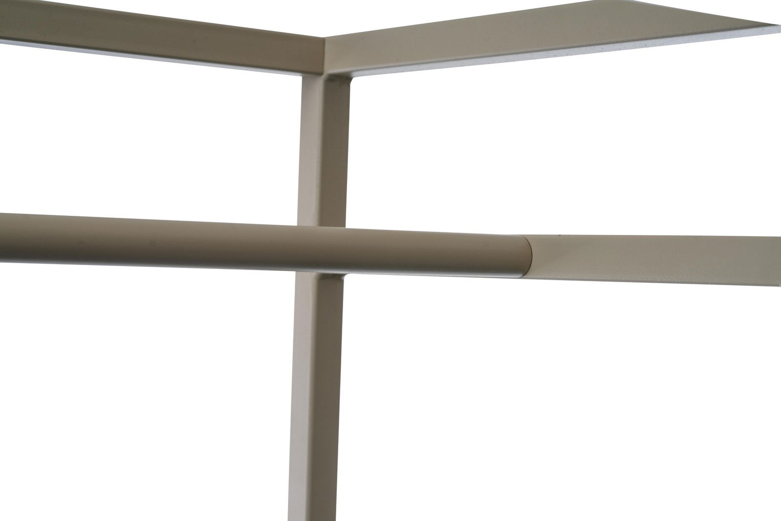 Nahaufnahme eines Garderobenwagens aus Metall mit horizontalen und vertikalen Stangen, seitliche Perspektive.