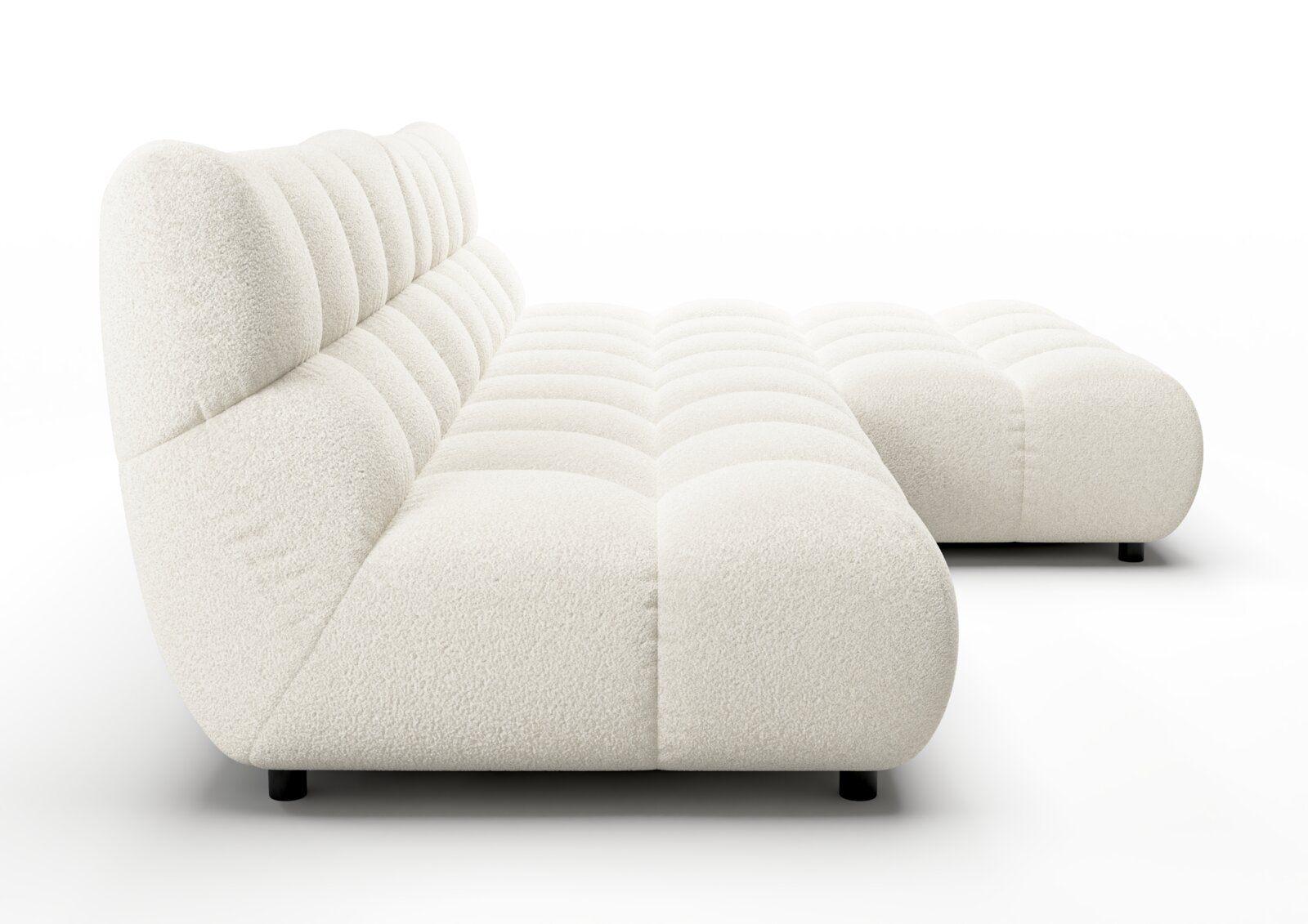 Zijaanzicht van een crèmekleurige longchair-set met gestoffeerde bekleding en lage zwarte poten.
