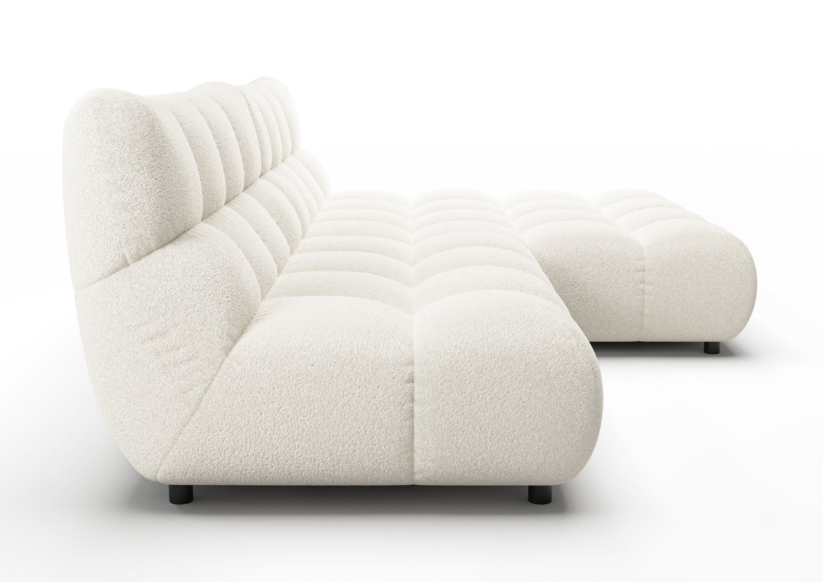 Seitliche Perspektive auf eine cremefarbene Longchairkombination mit gepolstertem Design und niedrigen schwarzen Füßen.