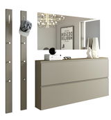 Modernes Garderobenset mit zwei vertikalen Paneelen mit Haken, einem großen rechteckigen Spiegel und einer zweischubligen Kommode in minimalistischer Perspektive.