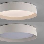 Runde, flache LED-Deckenleuchte in Weiß mit opalem Diffusor, eingeschaltet, Nahaufnahme in leichter Untersicht von unten.