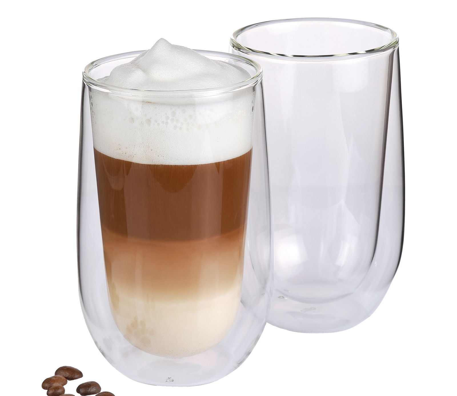 Zwei doppelwandige Latte Macchiato Gläser, eines gefüllt mit einem dreischichtigen Latte Macchiato, aus seitlicher Perspektive fotografiert.