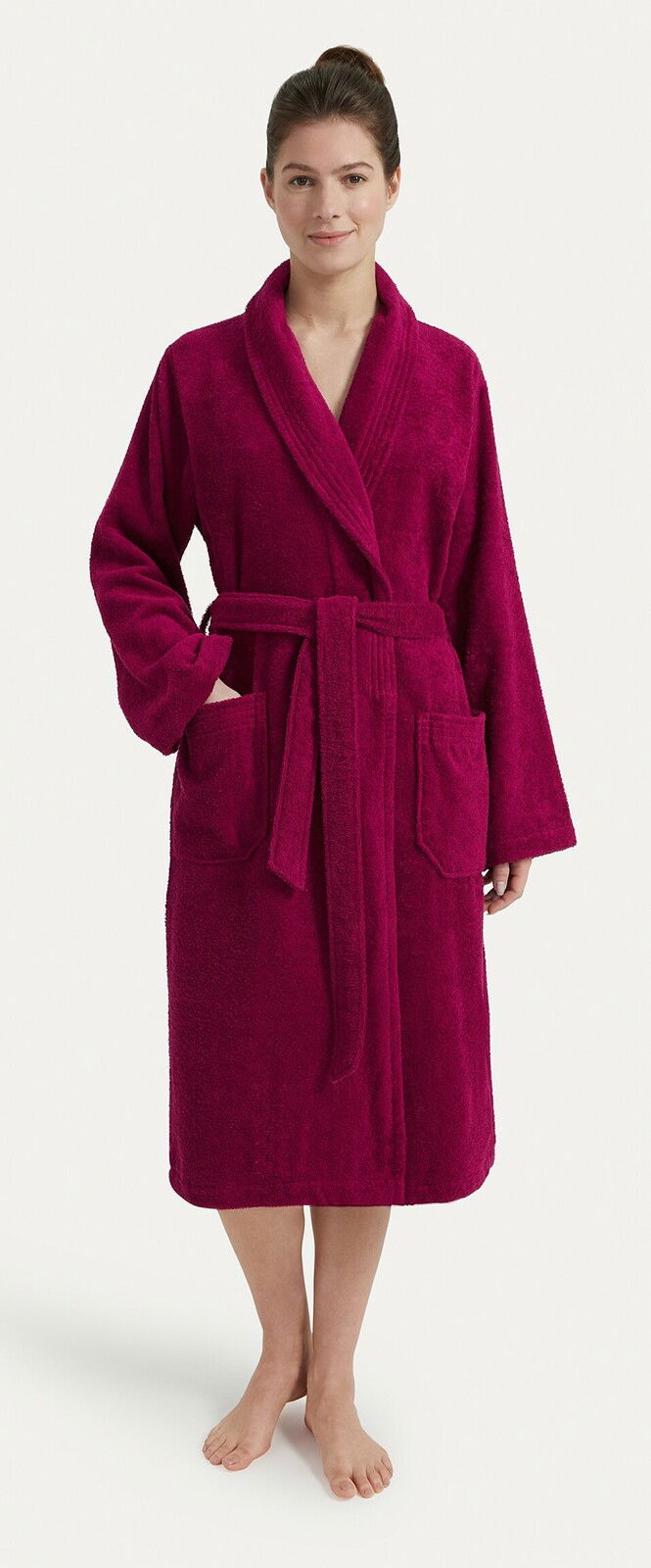 Frau in einem weinroten Bademantel mit Schalkragen, Vorderansicht