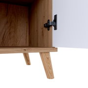 Nahaufnahme einer Kompaktgarderobe mit geöffneter Tür, die Holzstruktur und Scharniere zeigt, Perspektive von unten.