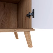 Nahaufnahme einer Kompaktgarderobe mit geöffneter Tür, die Holzstruktur und Scharniere zeigt, Perspektive von unten.