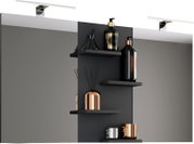 Moderner Badezimmerspiegelschrank mit zwei Spiegeltüren, mittigem schwarzen Regalpanel und Ablageflächen mit Dekoflaschen und Kerzen, Ansicht leicht von vorne/oben