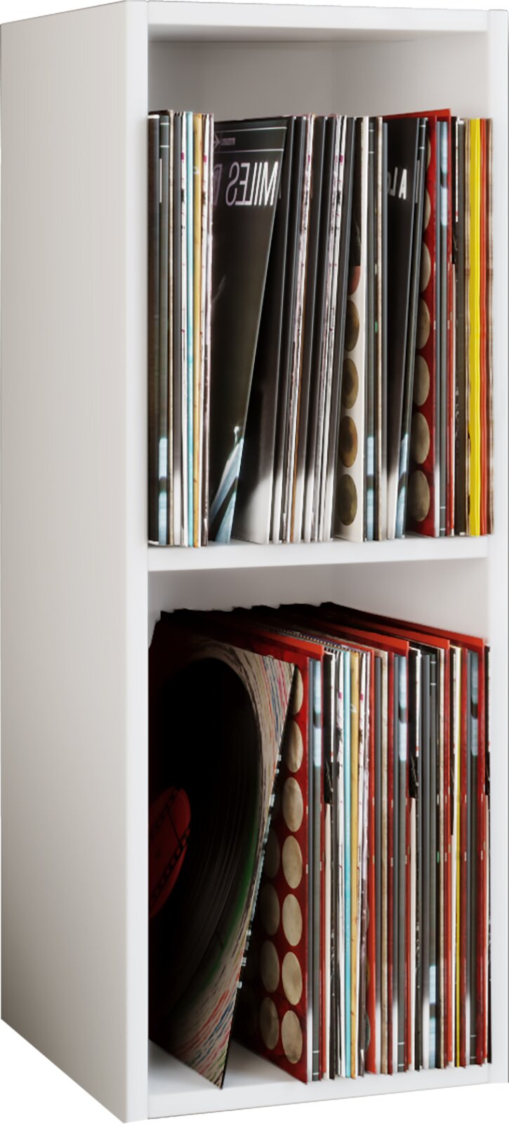 Weißes Regal zur Aufbewahrung von Schallplatten, gefüllt mit Vinyl-LPs in Hüllen, schräger Blick von vorne