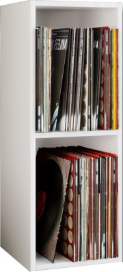 Weißes Regal zur Aufbewahrung von Schallplatten, gefüllt mit Vinyl-LPs in Hüllen, schräger Blick von vorne