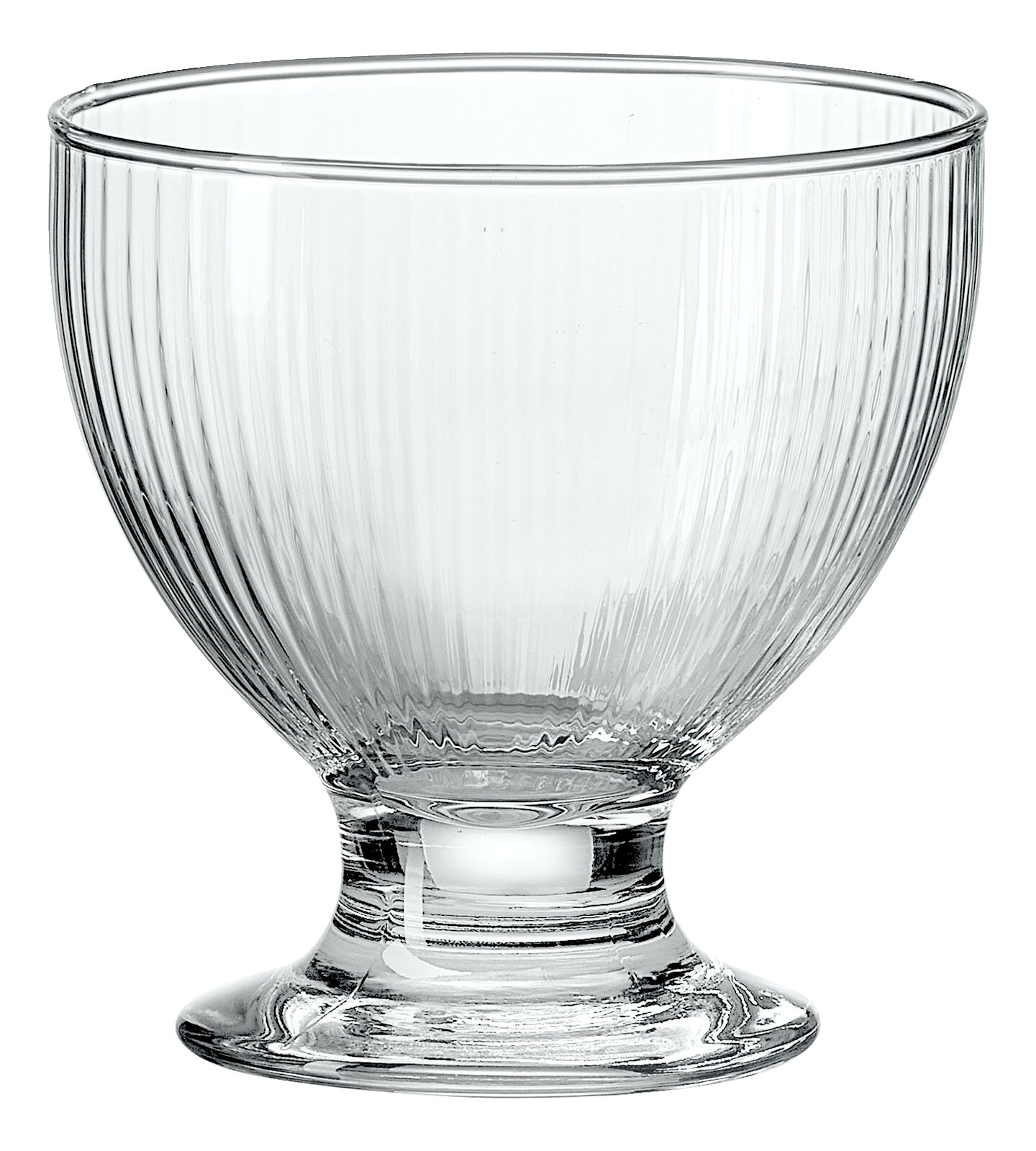 Transparante glazen dessertcoupe met ribbelstructuur en voet, gefotografeerd recht van voren op witte achtergrond.