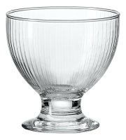 Transparante glazen dessertcoupe met ribbelstructuur en voet, gefotografeerd recht van voren op witte achtergrond.