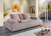 Zweier-Sofa in einem modernen Wohnzimmer mit großen Fenstern, Blick auf die Berge und stilvolle Dekorationen, seitliche Perspektive.