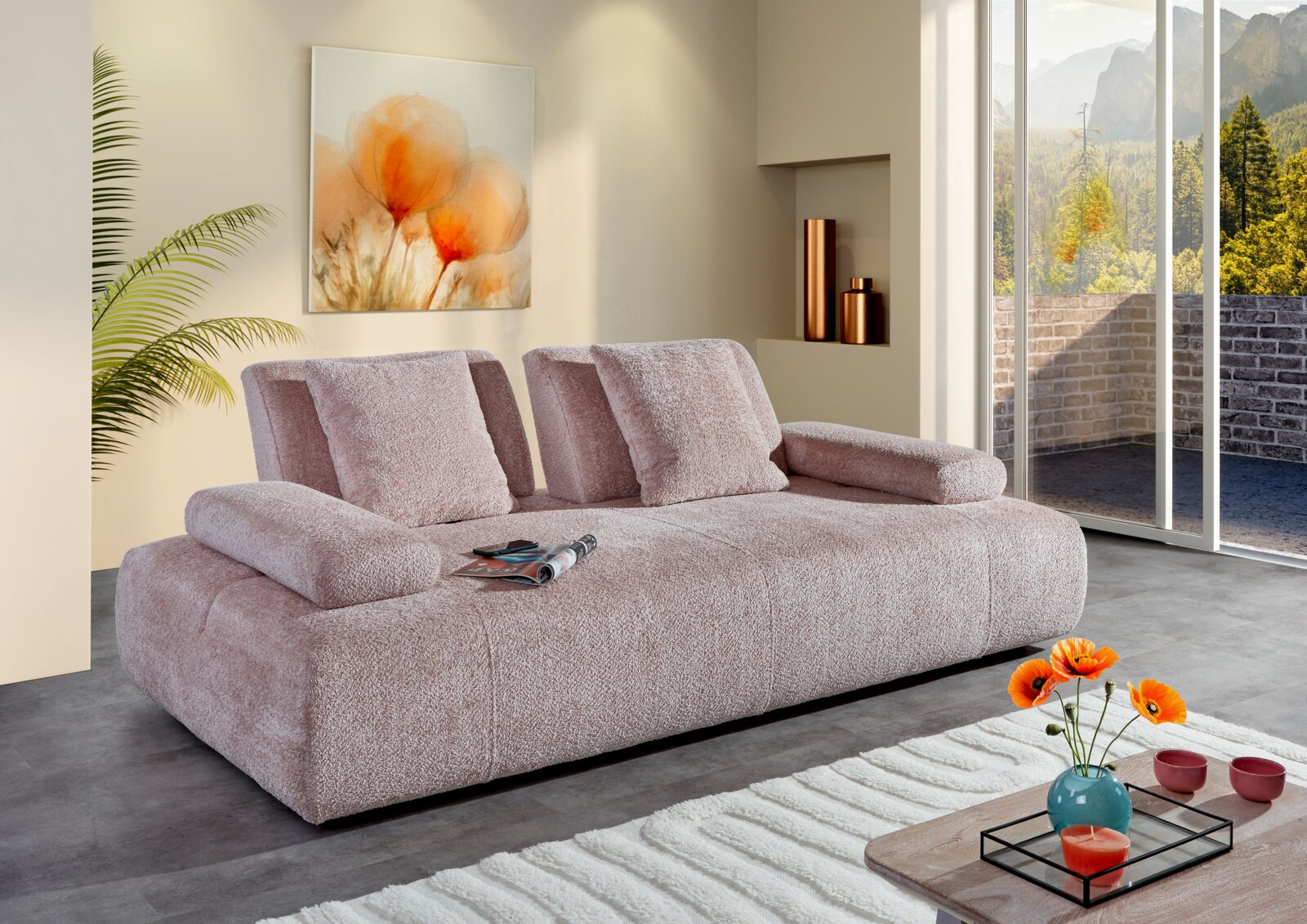 Zweier-Sofa in einem modernen Wohnzimmer mit großen Fenstern, Blick auf die Berge und stilvolle Dekorationen, seitliche Perspektive.