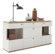 Modernes Sideboard MATADI mit weißem Korpus, Holzplatte und Glasvitrinen, seitliche Perspektive