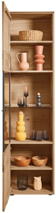 Holzschrank mit Glastür, gefüllt mit dekorativen Objekten wie Vasen, Gläsern und Körben, aus frontaler Perspektive.