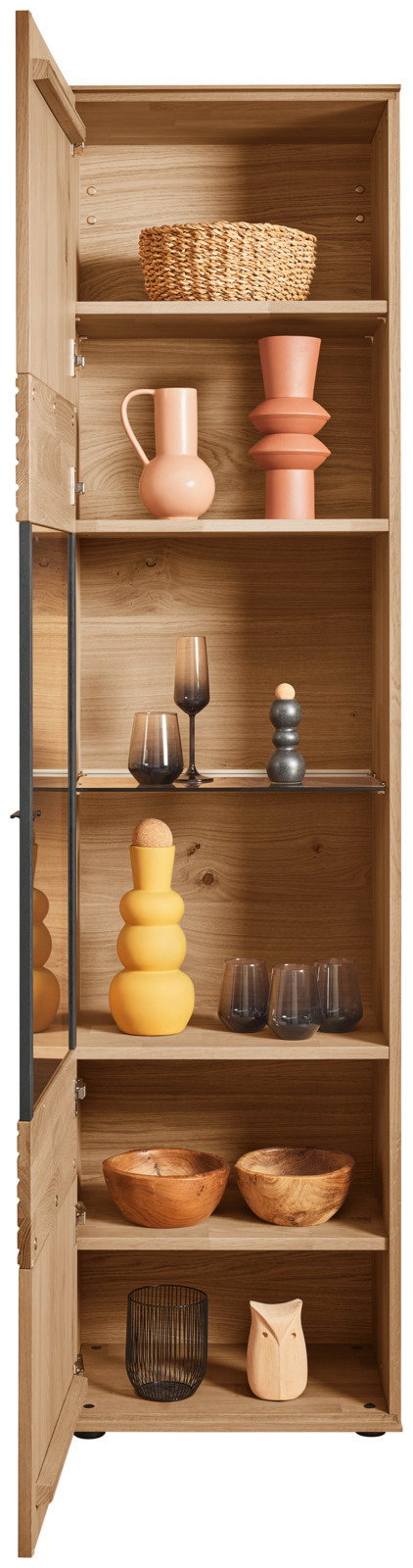 Houten kast met glazen deur, gevuld met decoratieve voorwerpen zoals vazen, glazen en manden, gezien van voren.