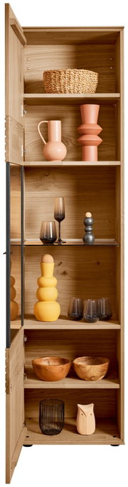 Houten kast met glazen deur, gevuld met decoratieve voorwerpen zoals vazen, glazen en manden, gezien van voren.