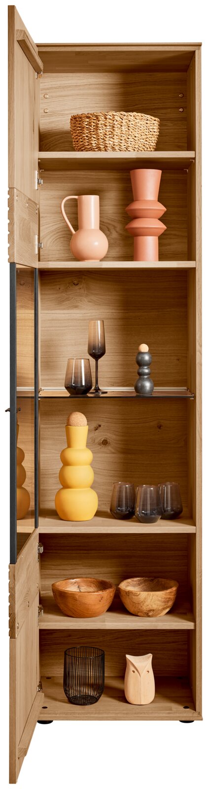 Houten kast met glazen deur, gevuld met decoratieve voorwerpen zoals vazen, glazen en manden, gezien van voren.