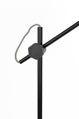 Nahaufnahme einer modernen schwarzen Stehleuchte mit geometrischem Design und gemustertem Kabel.