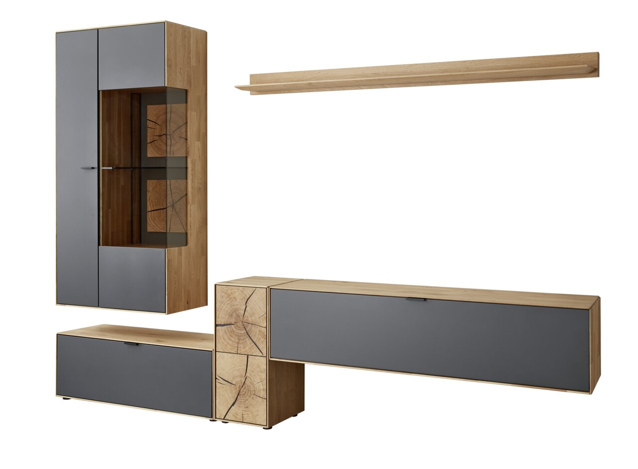 Moderne wandcombinatie van hout en grijs materiaal, bestaande uit een hoge kast met glazen inzetstuk, een lang lowboard en een wandrek. Perspectief: vooraanzicht.