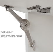 Nahaufnahme eines praktischen Klappmechanismus in einer Küchenzeile, seitliche Perspektive
