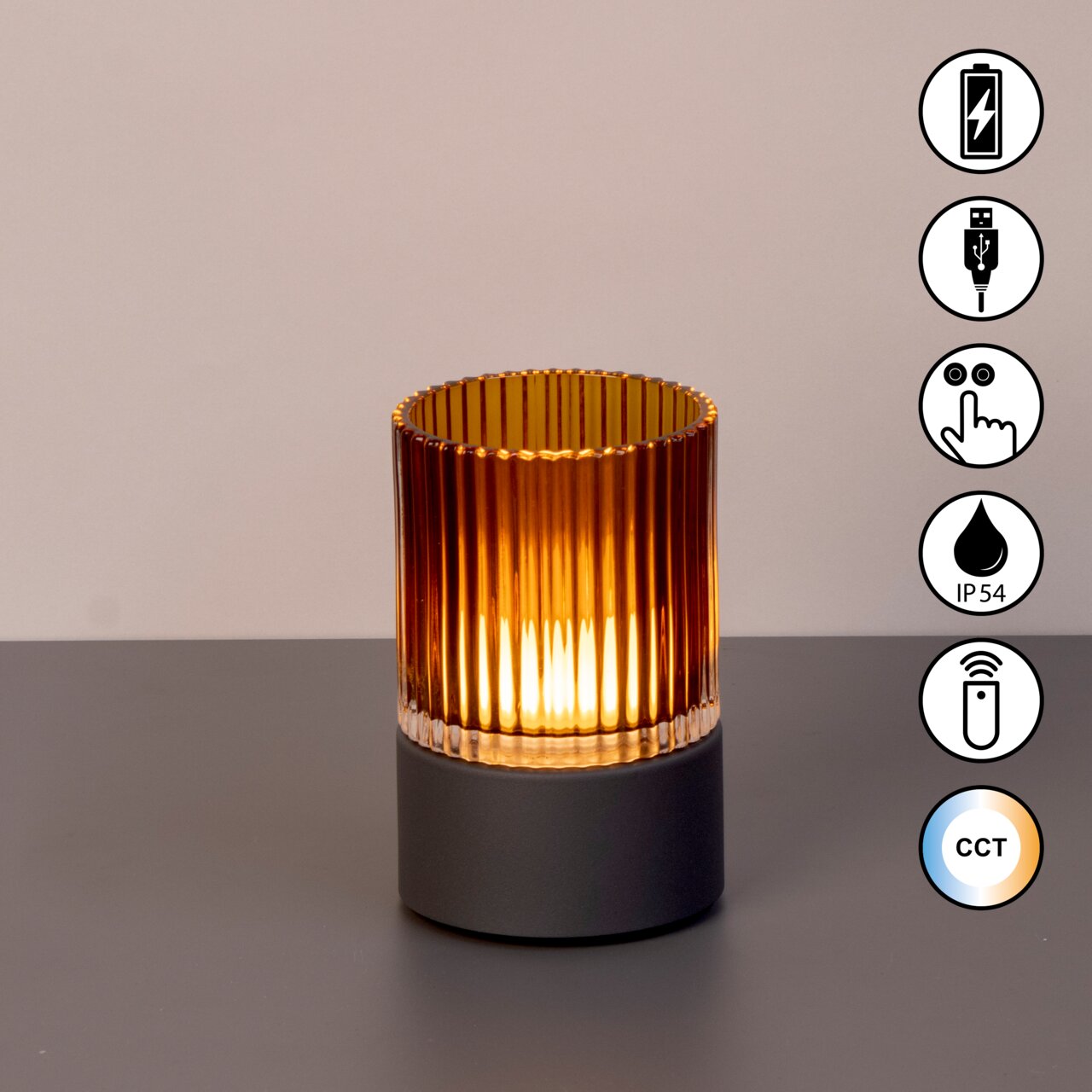Akku-Windlicht mit geriffeltem Glas in warmem Licht, seitliche Ansicht, Symbole für USB-Ladung, Touch-Bedienung, IP54-Schutz, Fernbedienung und CCT-Farbtemperatur.