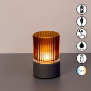 Akku-Windlicht mit geriffeltem Glas in warmem Licht, seitliche Ansicht, Symbole für USB-Ladung, Touch-Bedienung, IP54-Schutz, Fernbedienung und CCT-Farbtemperatur.
