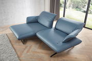 Blaue Longchairkombination Koinor SEVENTY in moderner Wohnzimmerumgebung, seitliche Perspektive mit Blick auf die Fensterfront.