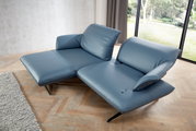 Blauwe longchair-set Koinor SEVENTY in een moderne woonkamer, zijaanzicht met uitzicht op de raampartij.