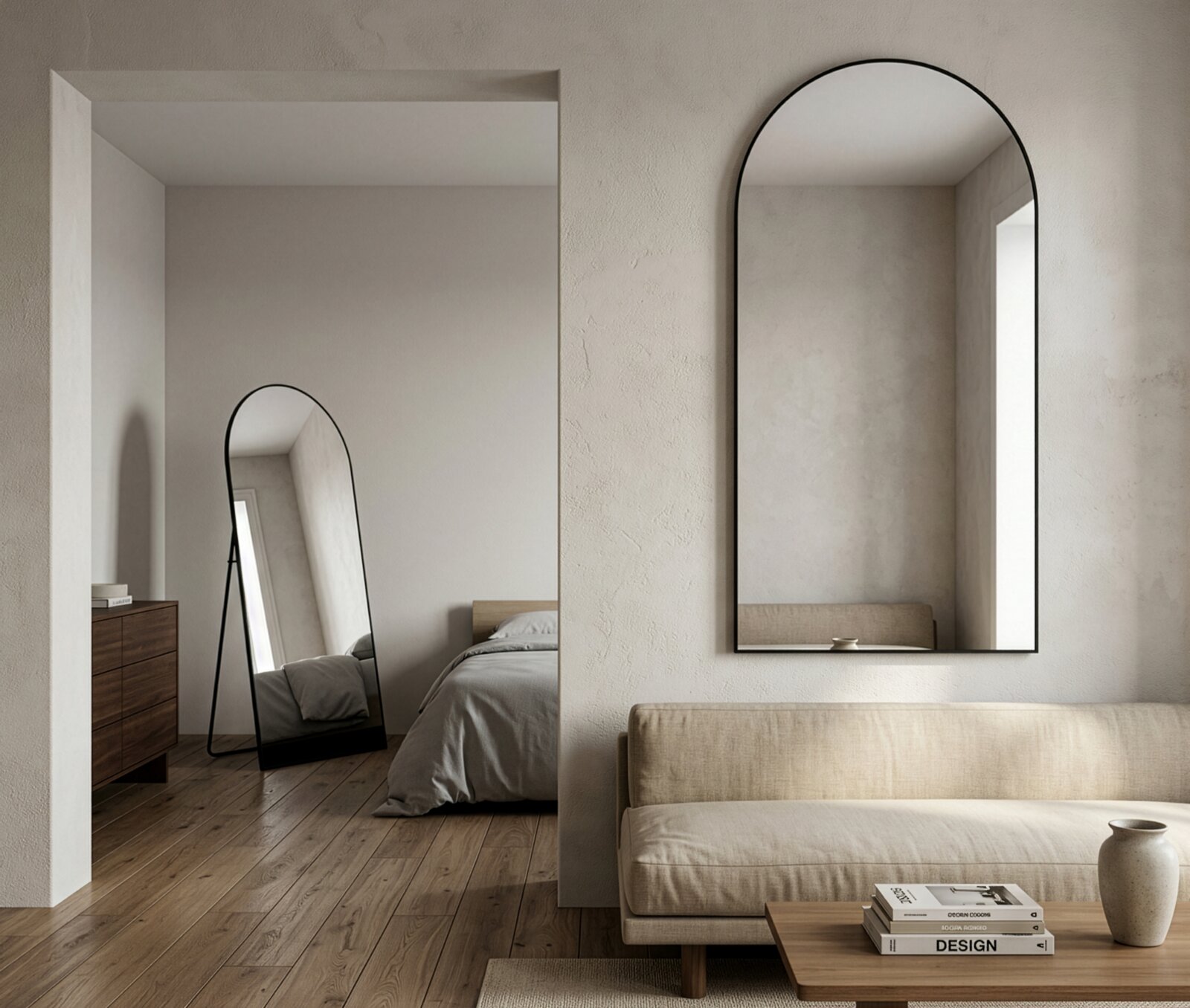 Minimalistischer Wohnraum mit großem, wandmontiertem Spiegel im Bogen-Design mit schwarzem Rahmen; Perspektive: Frontalansicht auf den Spiegel, Raum leicht seitlich im Hintergrund sichtbar.