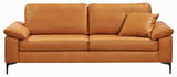 Vorderansicht eines eleganten, cognacfarbenen 3-Sitzer Ledersofas mit schwarzen Metallfüßen und einem passenden Kissen.