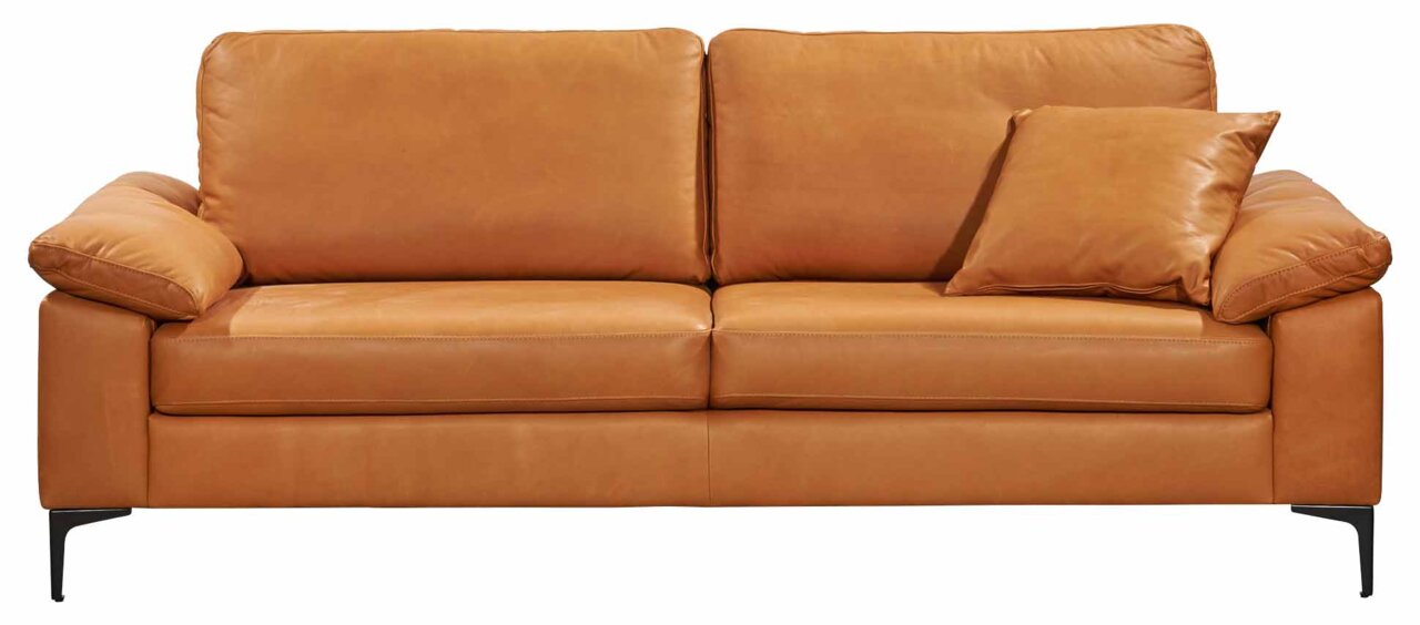 Vorderansicht eines eleganten, cognacfarbenen 3-Sitzer Ledersofas mit schwarzen Metallfüßen und einem passenden Kissen.