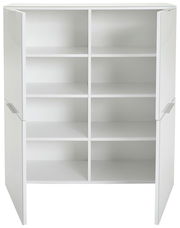 Weißes Highboard mit offenen Türen und mehreren Regalfächern, Frontalansicht