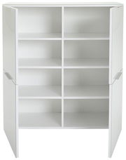 Weißes Highboard mit offenen Türen und mehreren Regalfächern, Frontalansicht