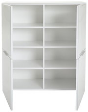 Weißes Highboard mit offenen Türen und mehreren Regalfächern, Frontalansicht