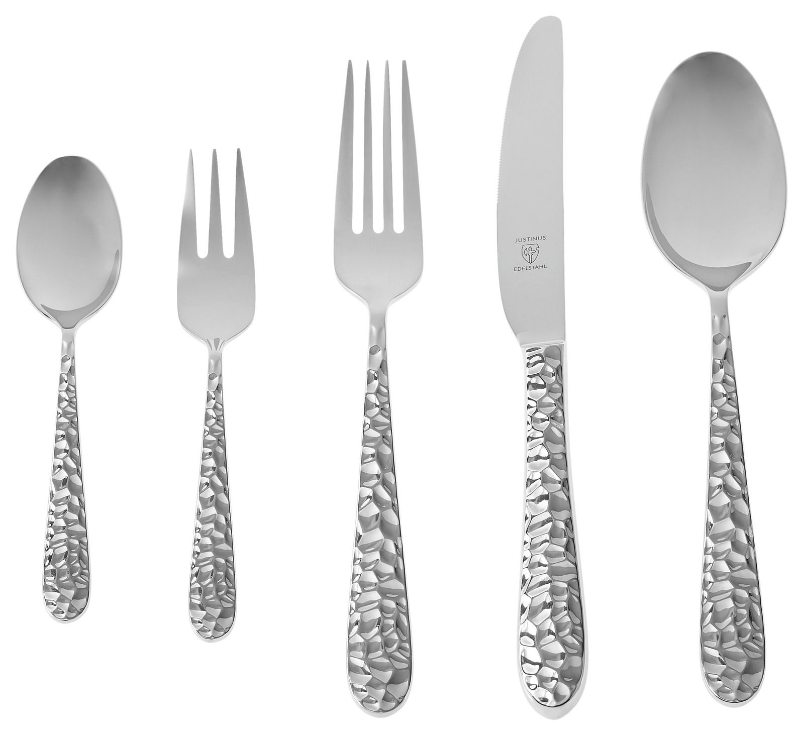 Besteckset aus Edelstahl mit gehämmerter Oberfläche, bestehend aus Löffel, Gabel, Messer und Teelöffel, in Frontalansicht.