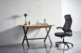 Moderner Drehstuhl in Schwarz mit ergonomischem Design, seitliche Perspektive neben einem Schreibtisch.